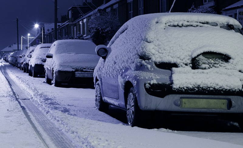 Kako da vrlo brzo ODLEDITE AUTOMOIL kojeg je na parkingu prekrio snijeg i led!