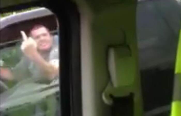 VIDEO: Bahati vozač dobio što je zaslužio: Pokazao vozačici srednji prst, a onda…