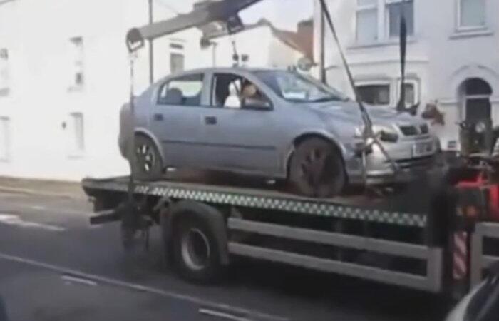 NEVJEROJATNO: Pauk mu digao auto, a onda je vozač izveo nešto neočekivano! [VIDEO]