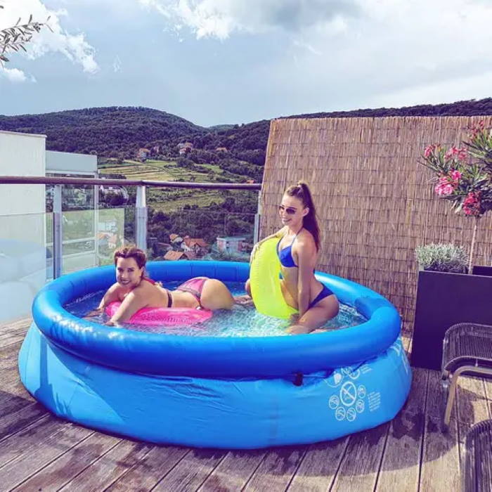 Nives se s prijateljicom 'brčkala' u bazenu, obožavatelji oduševljeni [FOTO]