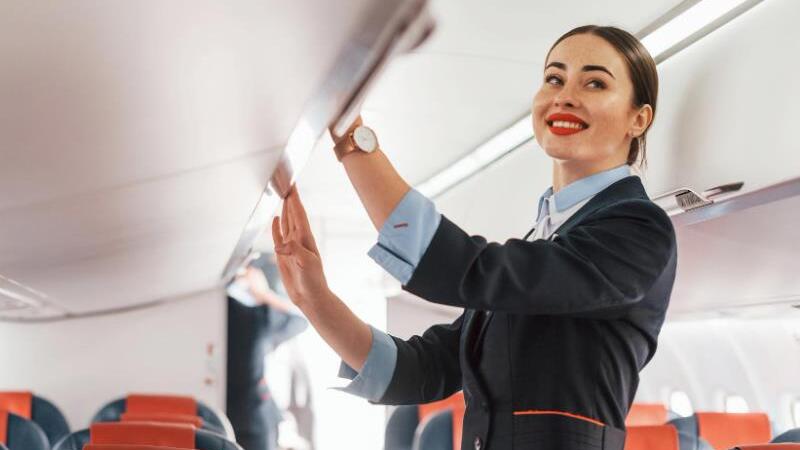 Znate li zašto stjuardese DRŽE RUKE NA LEĐIMA dok putnici ulaze u avion?