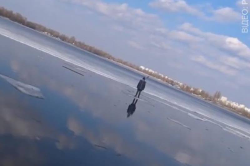 Dječak ostao zarobljen na komadu leda usred rijeke, spasio ga je ribič! Pogledajte kako! [VIDEO]