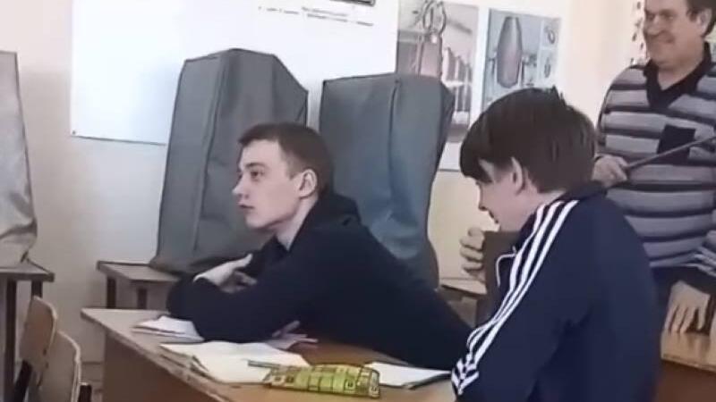 Učenik zaspao usred nastave, reakcija profesora postala hit na internetu [VIDEO]