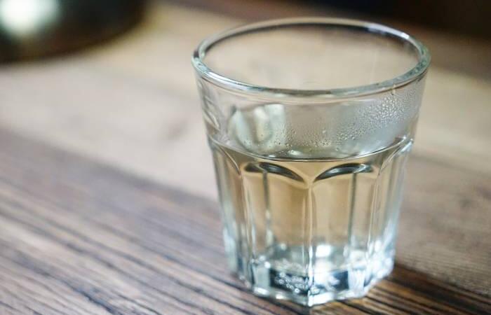 Znate li da nije dobro piti vodu koja je preko noći odstajala u čaši? Evo zašto!